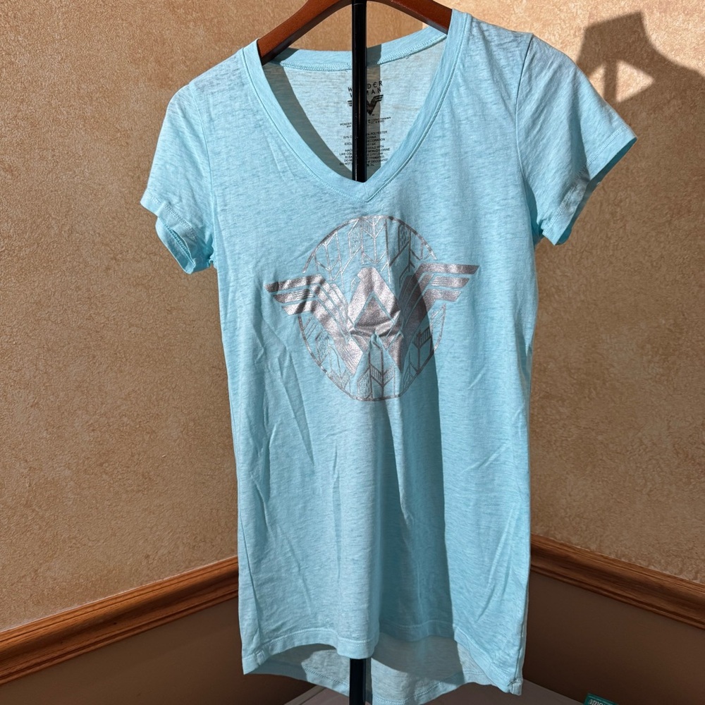 Wonder Woman Light Blue V-Neck Graphic Tee Size: M